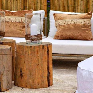 gartendeko_windlicht_auf_holzstamm_sitzgelegenheit_im_garten